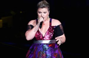 Kelly Clarkson net worth calculations